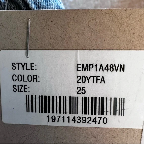 AG•Mari Cropped High Rise Slim Jeans - 20 Years Trifecta
✨NWT✨ - Picture 8 of 9